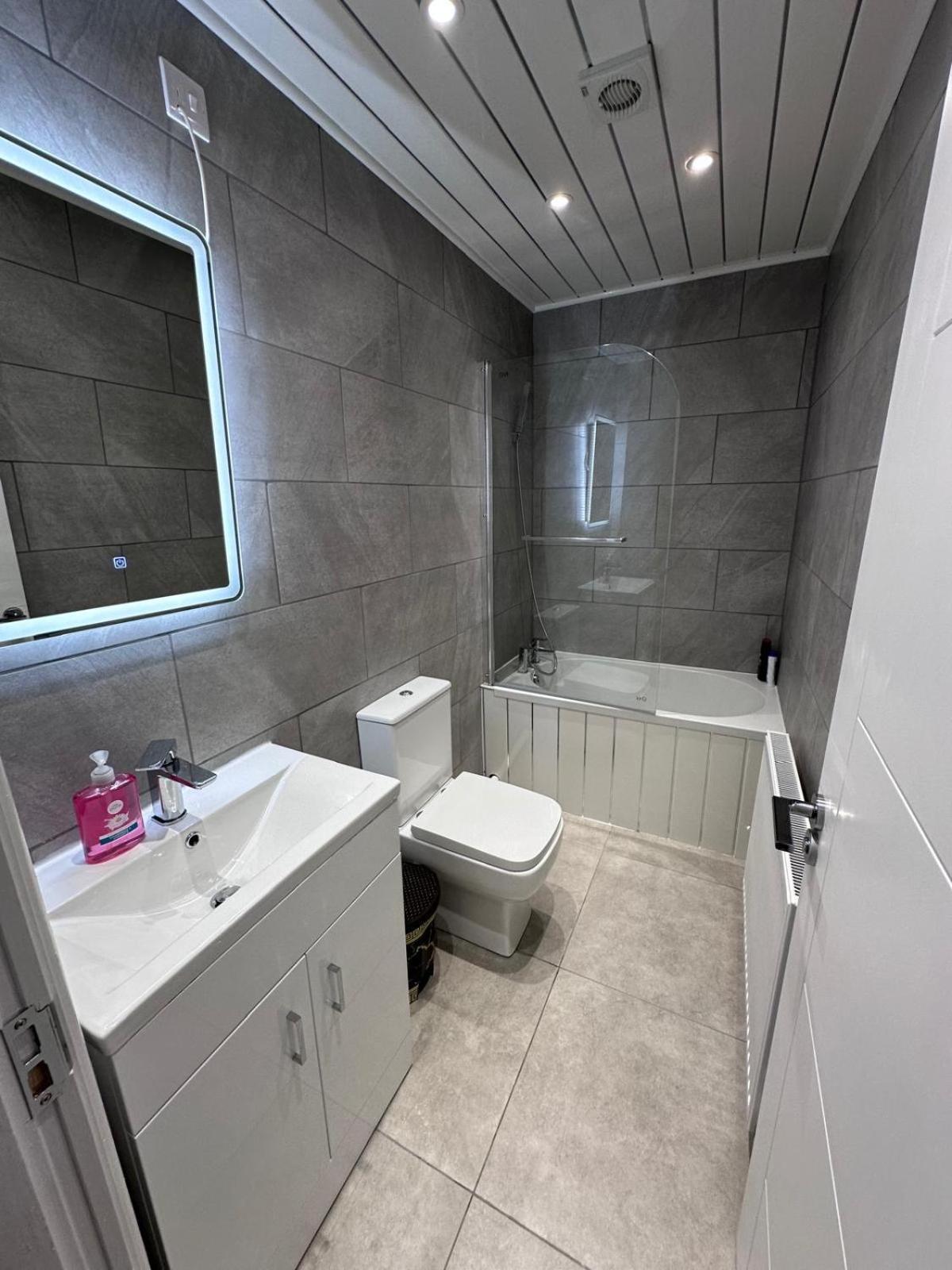 Modern Two-Bedroom Apartment مانشستر المظهر الخارجي الصورة